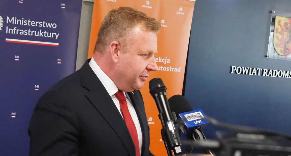 Na zdjęciu: Łukasz Więcek podczas  podpisania umowy na przebudowę ulicy Brzeźnickiej