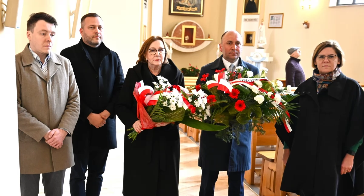 Na zdjęciu: Złożono kwiaty, fot. Facebook/Starostwo Powiatowe