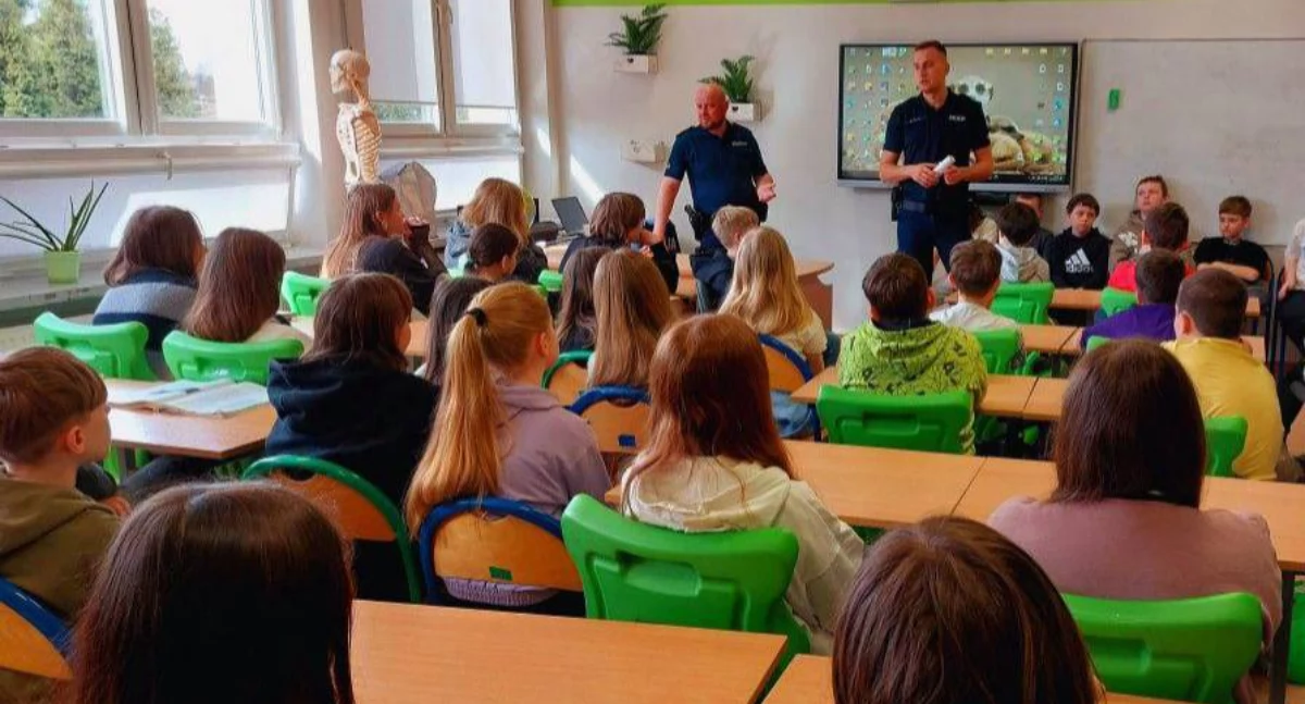Na zdjęciu: Dzielnicowi edukują, fot. Facebook/KPP Radomsko