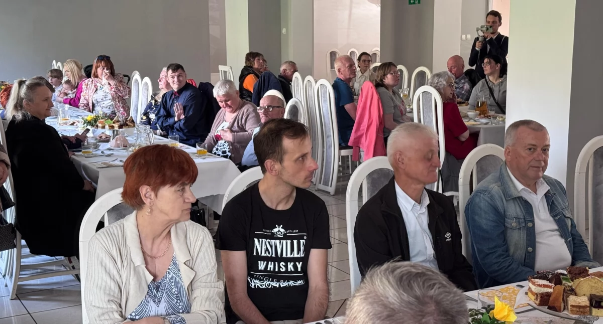 Na zdjęciu: Przy stołach usiadło około 100 osób, fot. Facebook/Starostwo Powiatowe