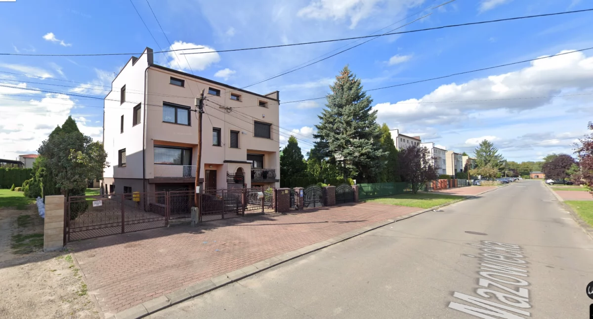 Na zdjęciu: Domy z lat 80., ulica Mazowiecka, fot. Google Maps