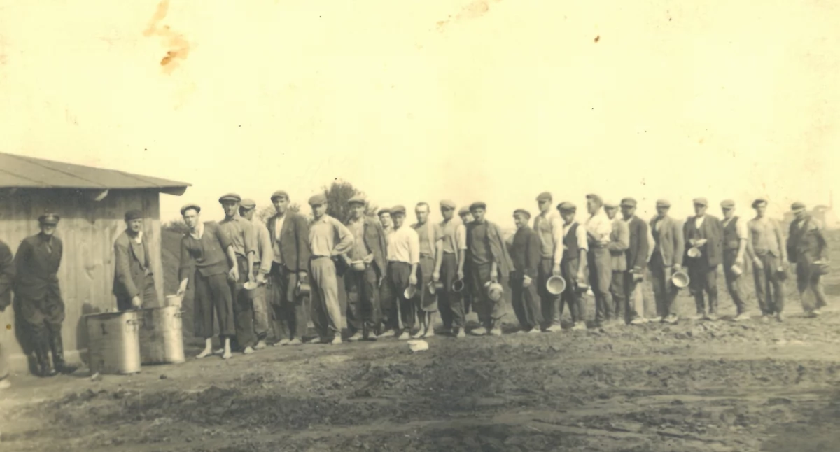 Na zdjęciu: Robotnicy cegielni na Kowalowcu w kolejce po zupę, Radomsko 1941 r.