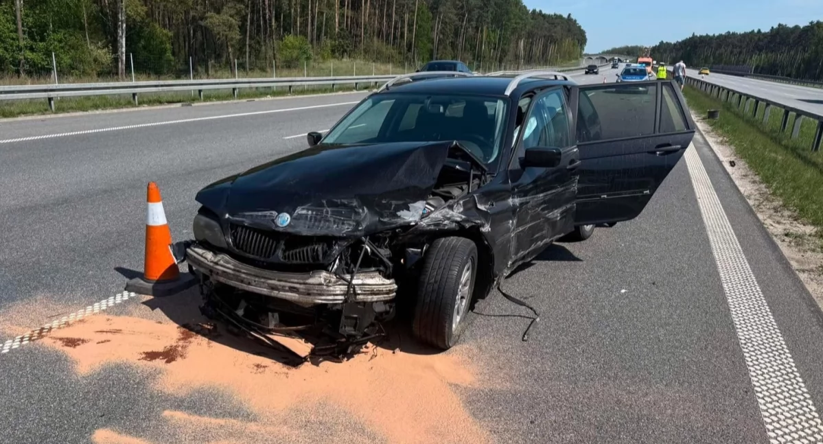 Na zdjęciu: BMW uległo wypadkowi na Autostradzie A1 | Facebook / Raporty Drogowe Autostrada A1