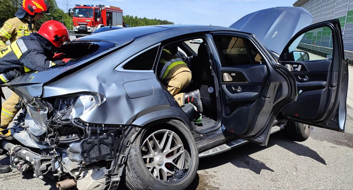 Na zdjęciu: Mercedes uderzył w bariery, fot. KP PSP Radomsko 