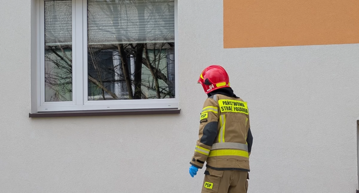 Na zdjęciu: Strażacy zapukali do okna, fot. ilustracyjne 