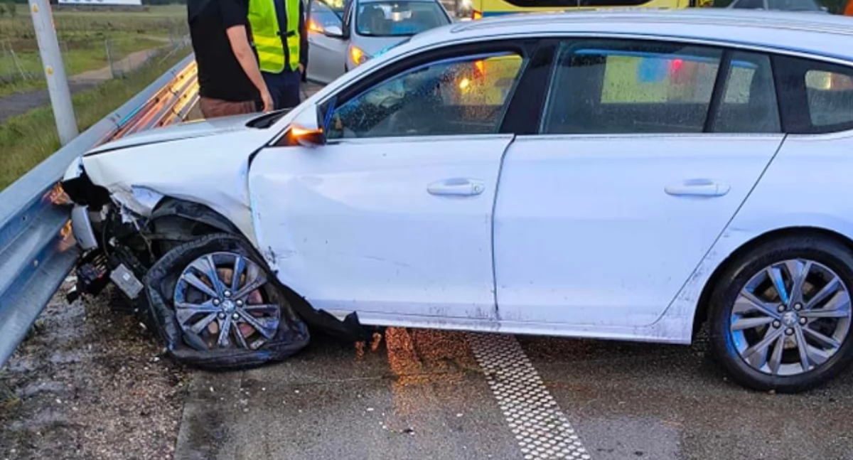 Na zdjęciu: Peugeot uderzył w bariery, fot. Facebook/KRSG Kamieńsk
