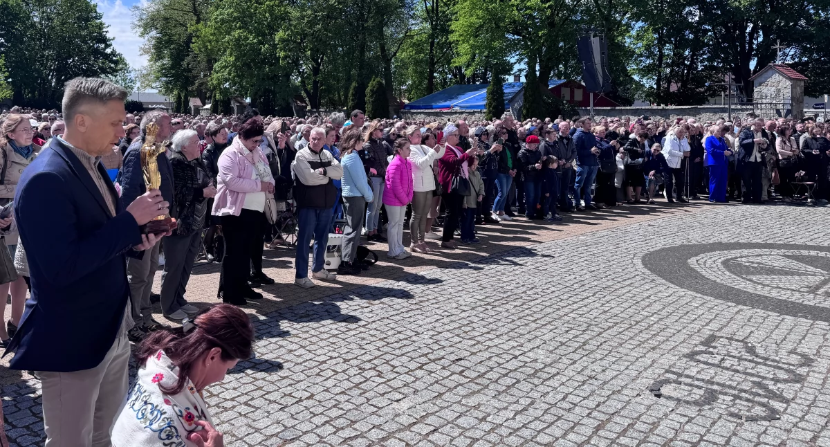 Na zdjęciu: wierni przybyli na odpust Matki Bożej Gidelskiej i uczestniczyć w obrzędzie tzw. 