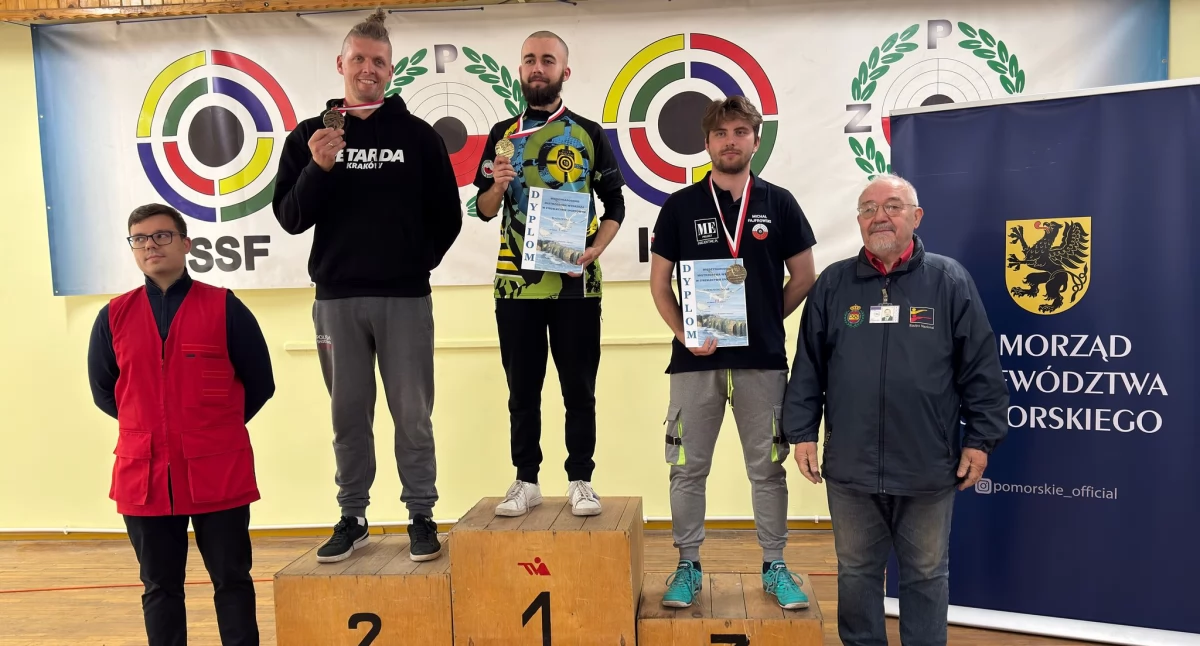Na zdjęciu: zawodnicy na podium, fot. Facebook/Okręgowy Klub Strzelectwa Sportowego 10-tka 