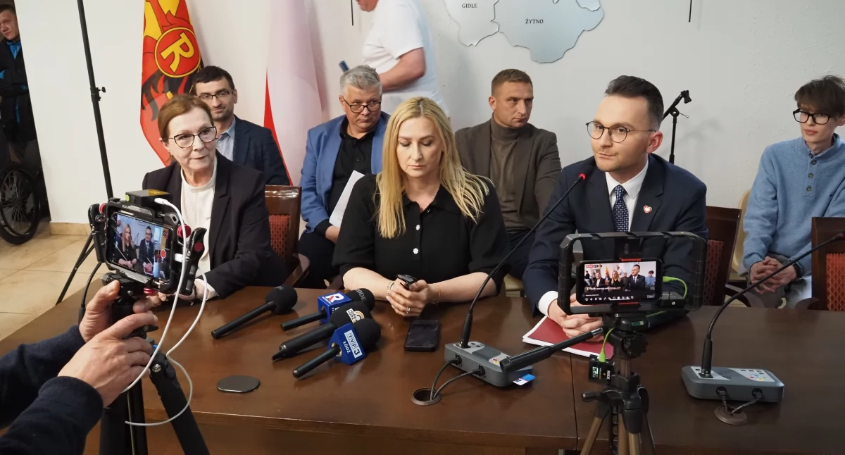 Na zdjęciu: W pierwszym rzędzie Anna Milczanowska, Magdalena Spólnicka, Adrian Witczak. Drugi z prawej Robert Bąkiewicz, kolejny Oskar Szafarowicz