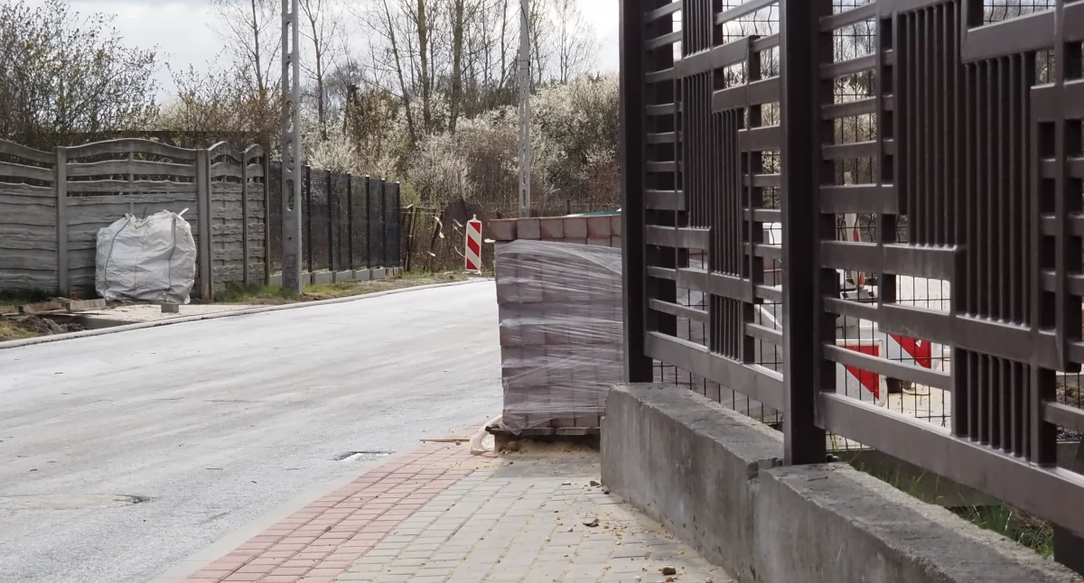 Na zdjęciu: Urząd miasta odpowiada, że zmieszczą się piesi i ludzie na wózkach. I z wózkami też