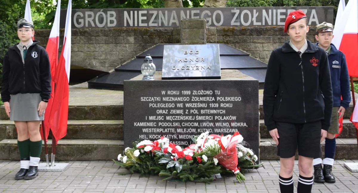 Na zdjęciu: Wartę pełnili radomszczańscy harcerze, fot. Facebook/Miasto Otwarte Radomsko