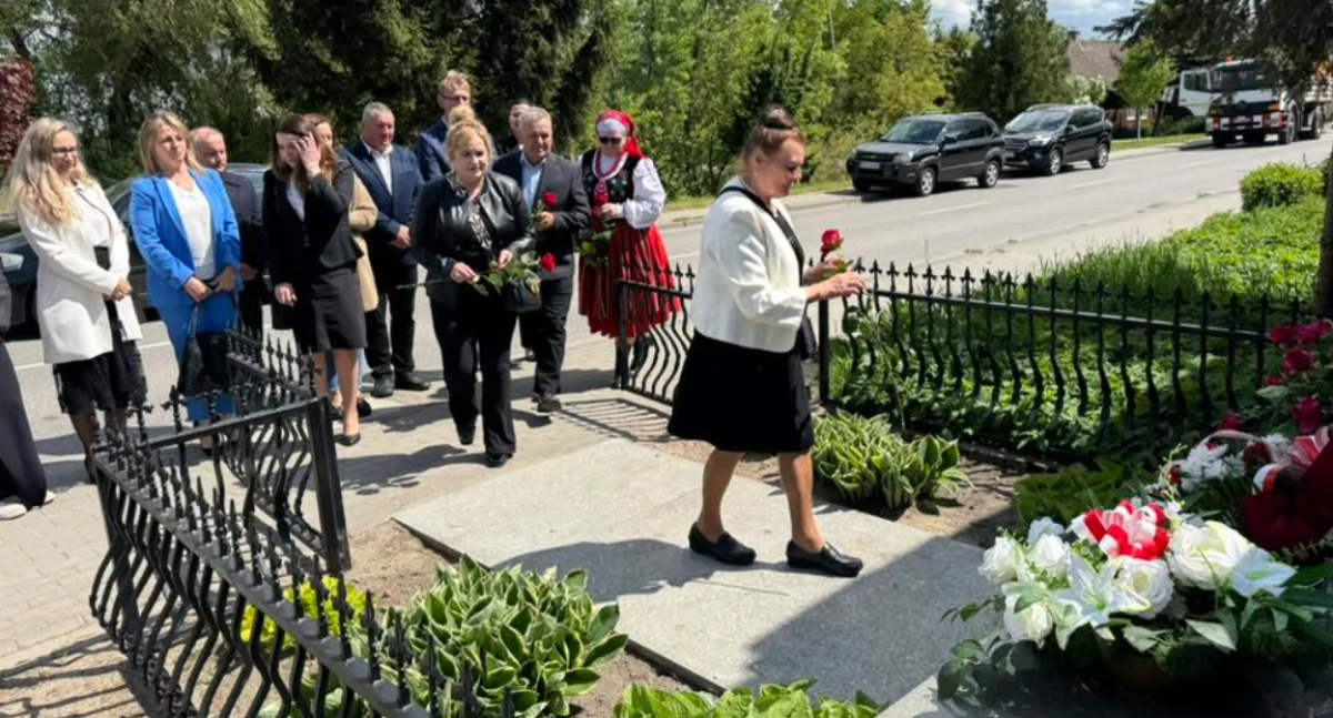 Na zdjęciu: obchody 158. rocznicy urodzin Władysława Reymonta pod obeliskiem upamiętniającym Noblistę urodzonego w Kobielach Wielkich, fot. Gmina Kobiele Wielkie 