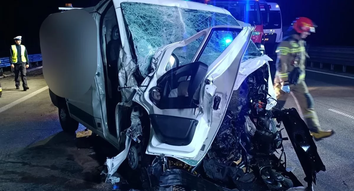 Na zdjęciu: Tak wyglądał bus po zderzeniu z naczepą, fot. KP PSP Radomsko