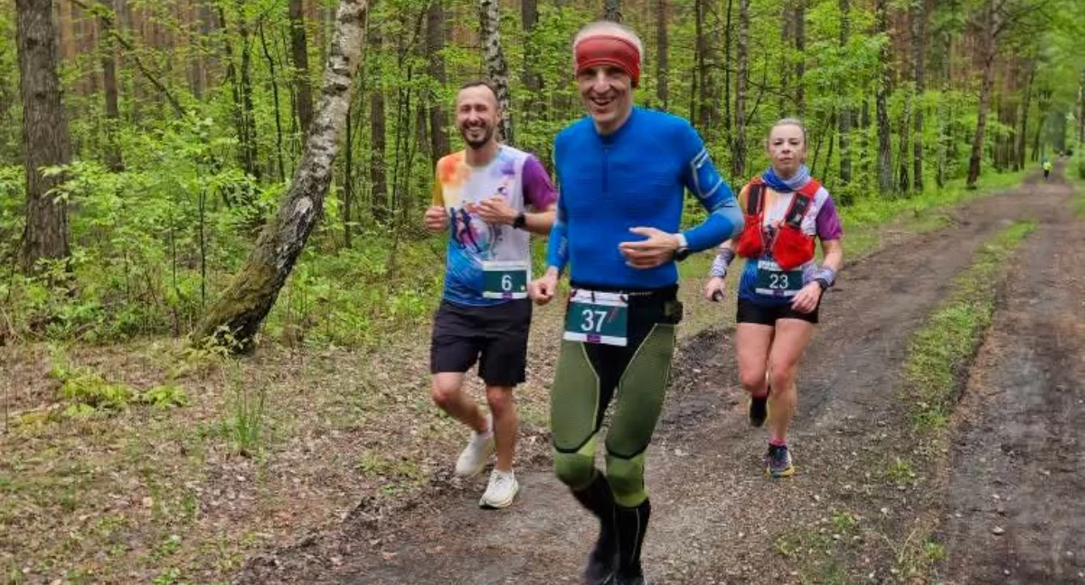Na zdjęciu: Biegacze mieli do pokonania ponad 42 kilometry, fot. Robert Gołębiowski 
