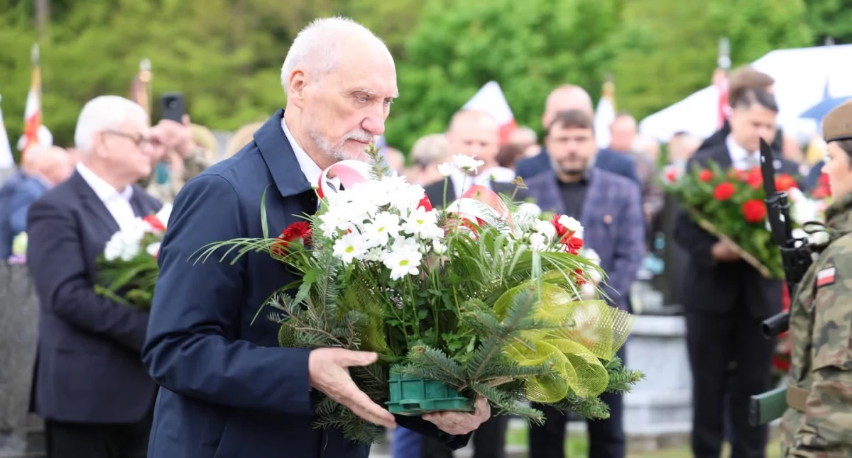 Na zdjęciu: Antoni Macierewicz składa kwiaty, fot. Facebook/Powiat Radomszczański