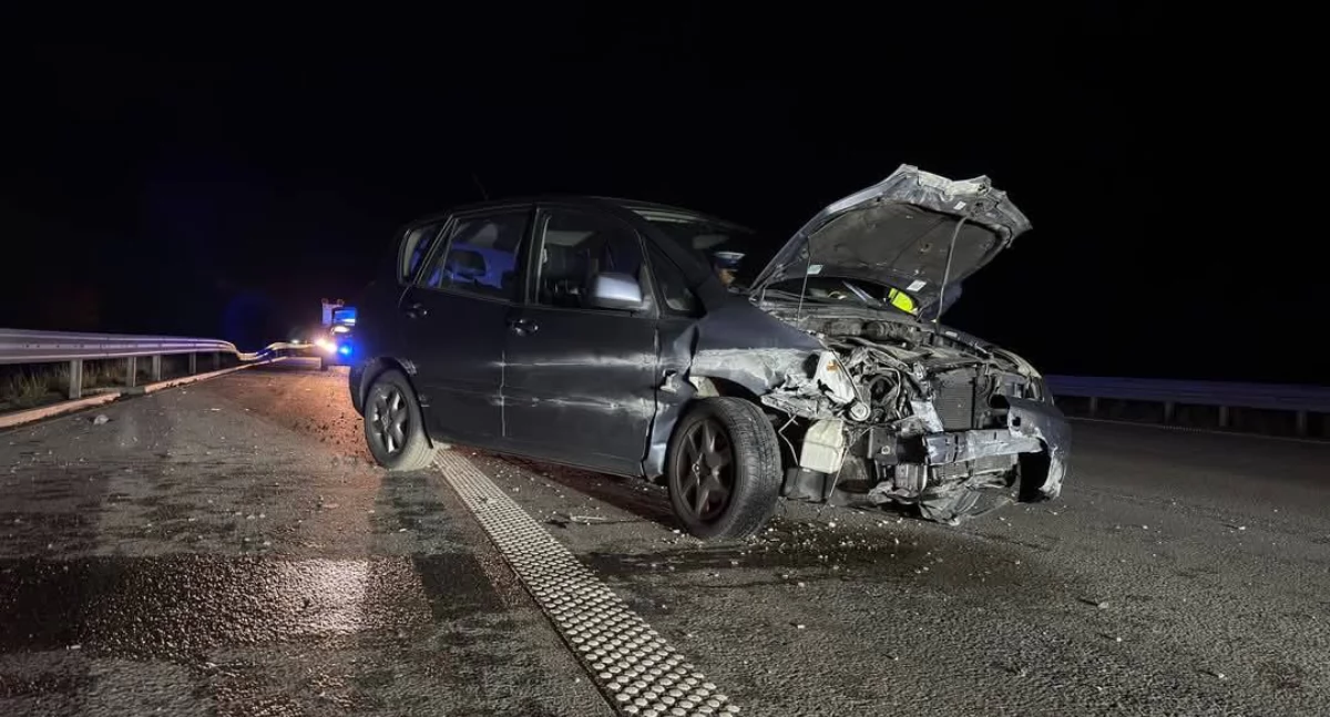 Na zdjęciu: Samochód uderzył w bariery, fot. Facebook/Raporty Drogowe Autostrada A1/DiM Car Pomoc Drogowa 