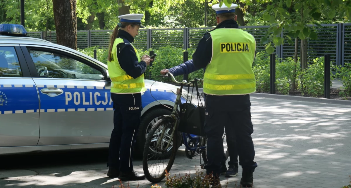 Na zdjęciu: Policjanci prowadzą kontrole, fot. Facebook/Komenda Powiatowa Policji w Radomsku