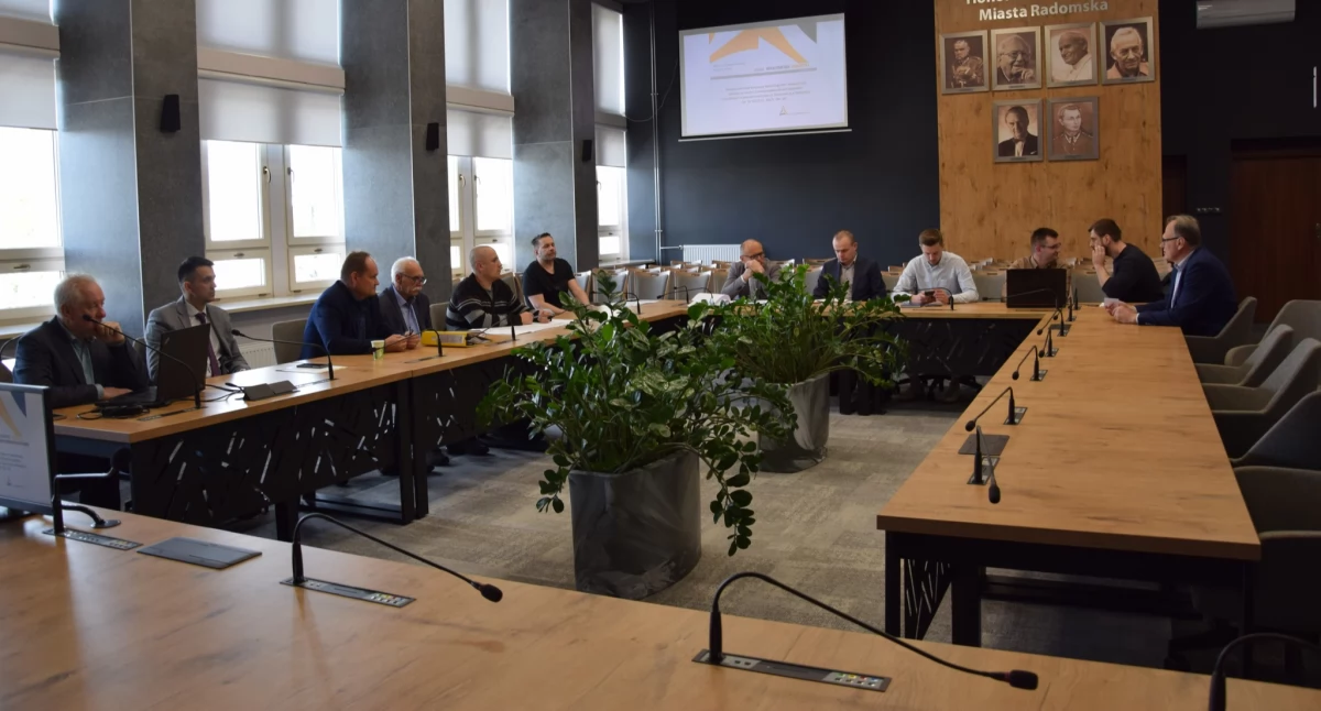 Na zdjęciu: Budowę bloków omawiano w UM, fot. Facebook/Radomsko Miasto Otwarte