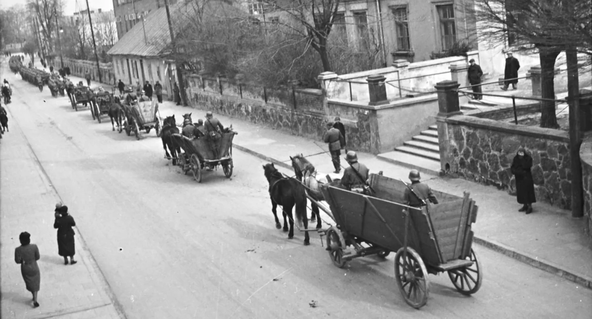 Na zdjęciu: Okupacja. Wozy konne na ul. Narutowicza  przy kościele. Zbiory muzeum