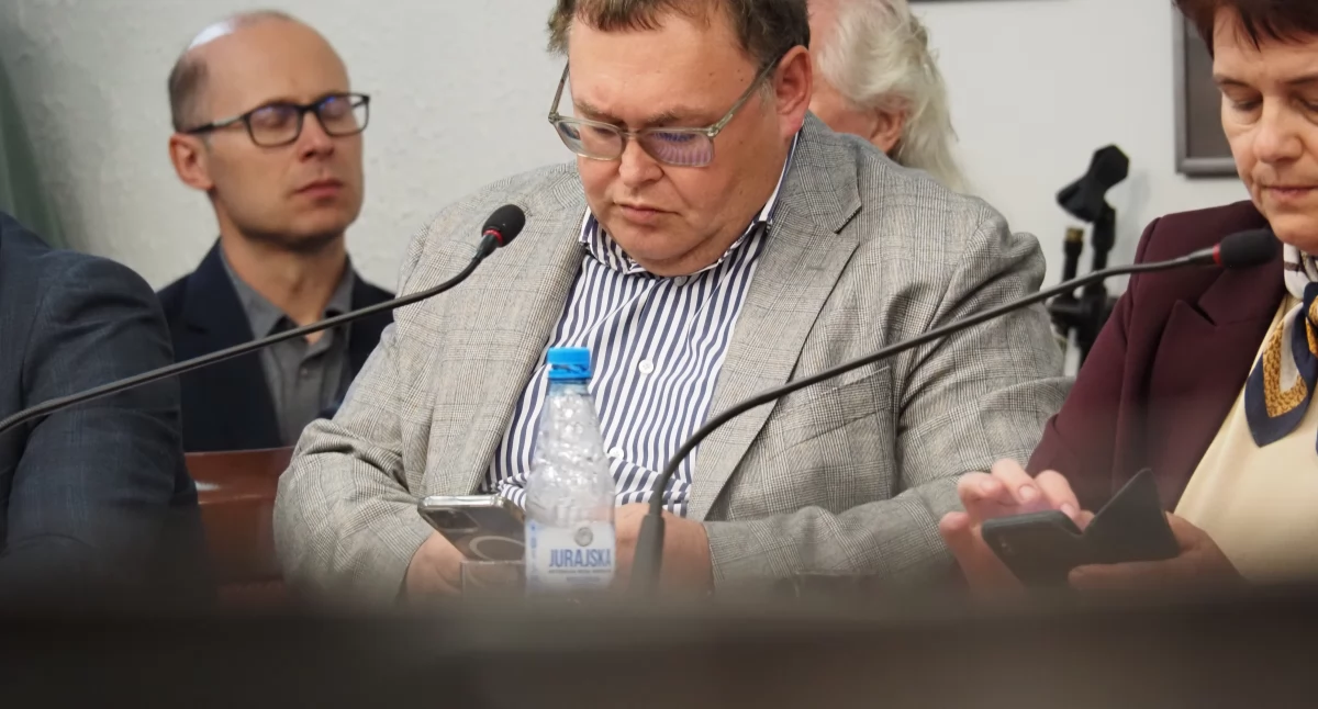 Na zdjęciu: Szymon Zyberyng na specjalnej sesji w starostwie
