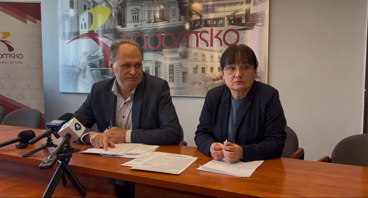 Na zdjęciu: - To nie są sensacyjne  informacje - mówił  dziennikarzom prezydent. Obok Wioletta Marcinkowska,  naczelniczka wydziału spraw obywatelskich