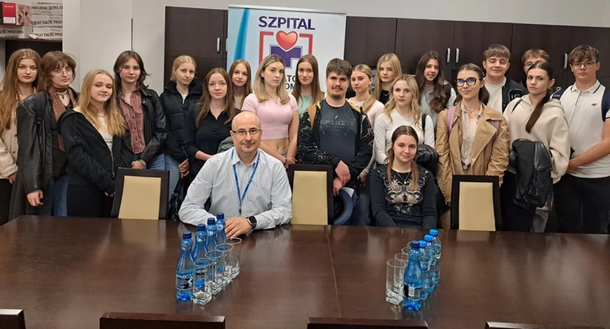 Na zdjęciu: Zajęcia licealistów w radomszczańskim szpitalu, fot. Facebook/I LO 