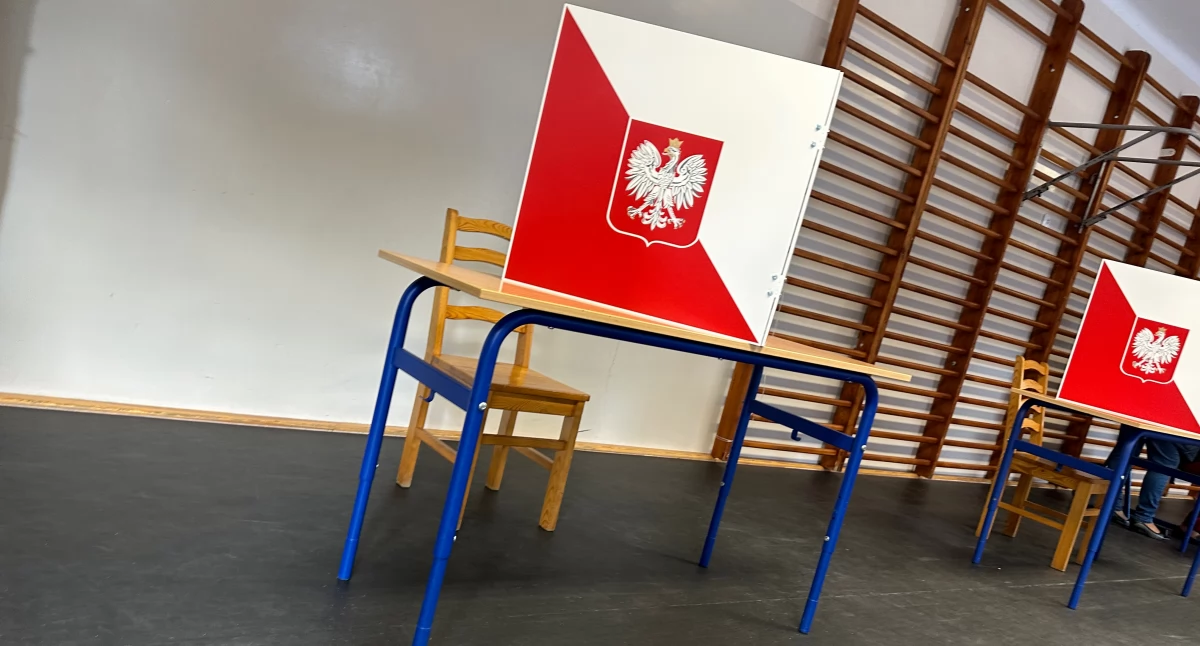 Na zdjęciu: lokal wyborczy z wydzielonym miejscem do głosowania