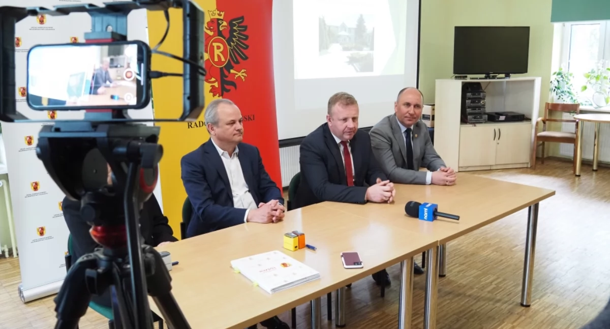 Na zdjęciu: Umowę podpisano w DPS-ie (od lewej Artur Ostrowski, Łukasz Więcek i wicestarosta Jacek Gębicz)