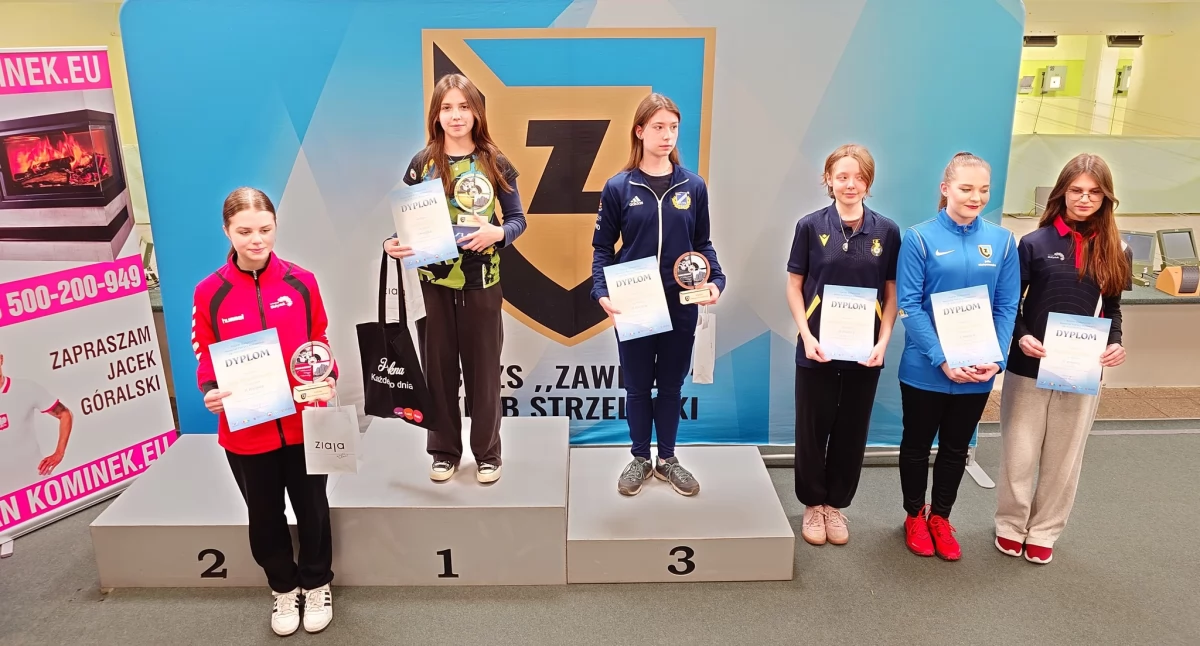 Na zdjęciu: Na pierwszym miejscu podium zawodniczka 10-tki, fot. Facebook/Okręgowy Klub Strzelectwa Sportowego 