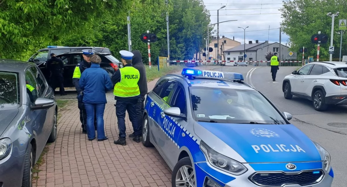 Na zdjęciu: Policjanci ustalają, co się wydarzyło. fot. nadesłane