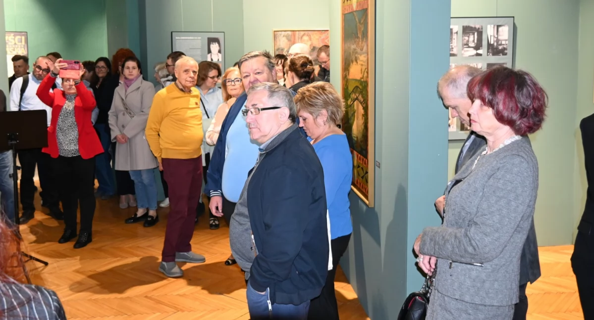Na zdjęciu: Chętnych do zwiedzania muzeum podczas takiej nocy nie brakowało, fot. Facebook/Powiat Radomszczański