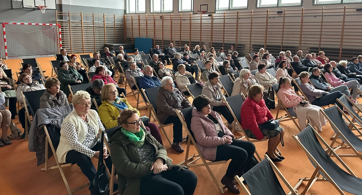 Na zdjęciu: publiczność zgromadzona w sali gimnastycznej szkoły w Kobielach Wielkich przed projekcją filmu 