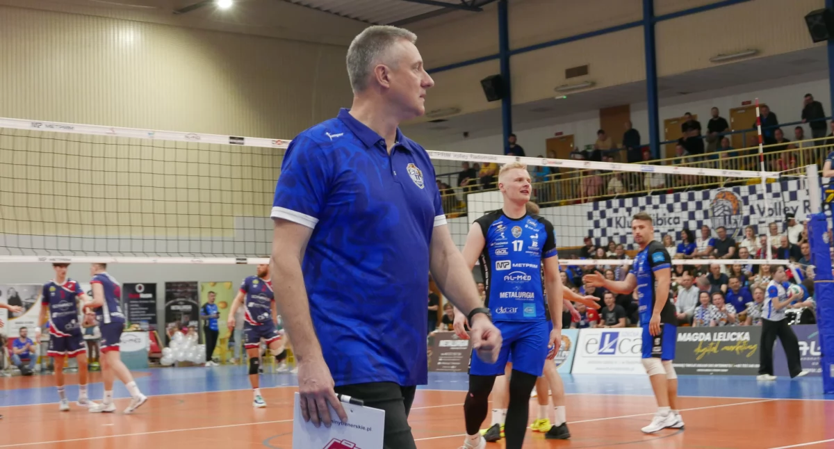 Na zdjęciu: Trener Augustyniak żegna się z drużyną