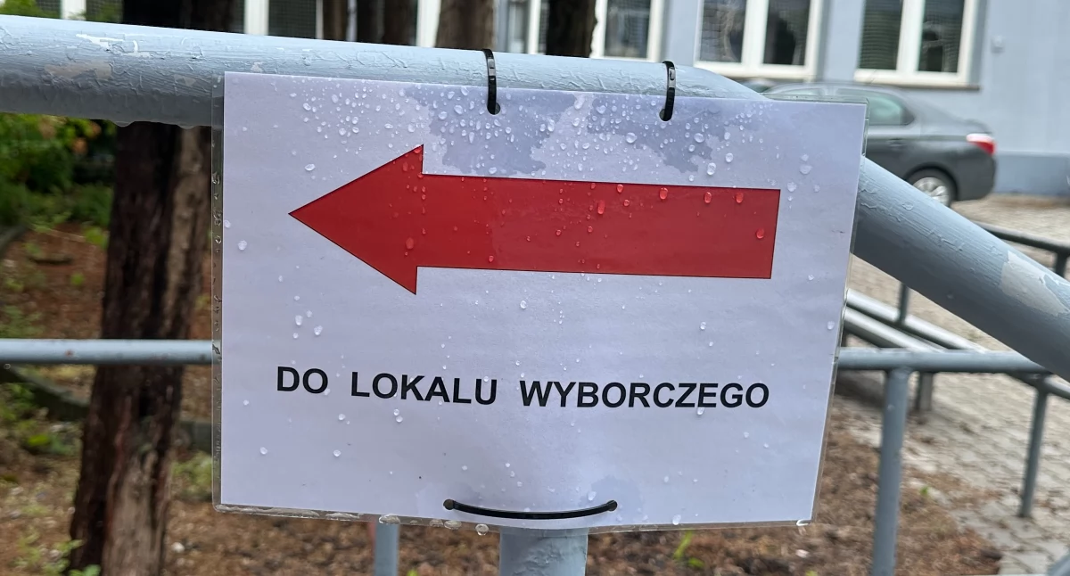 Na zdjęciu: informacja przed lokalem wyborczym w Radomsku, przed pierwszą turą wyborów na Prezydenta RP