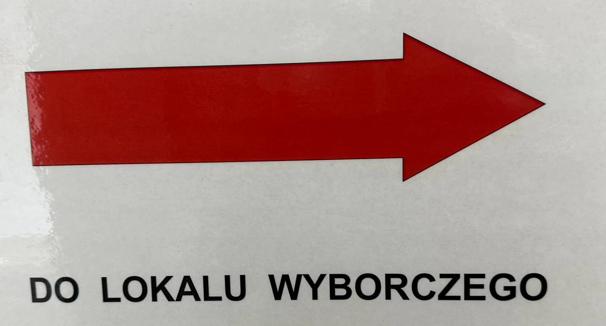 Na zdjęciu: kierunkowskaz do lokalu wyborczego w Radomsku podczas pierwszej tury wyborów