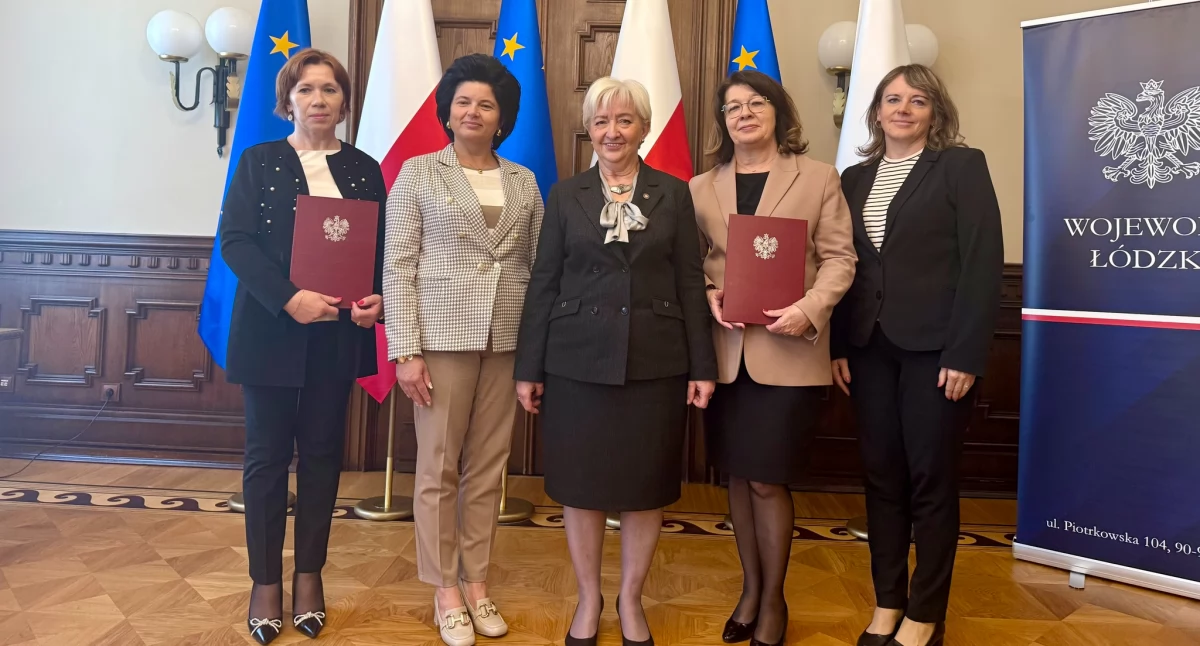 Na zdjęciu: podczas uroczystego podpisania umów, w towarzystwie Wojewody Łódzkiego Doroty Ryl wójt Gminy Masłowice Edyta Majchrowska oraz wójt Gminy Kodrąb Bożena Krawczyk, fot. Urząd Gminy Masłowice