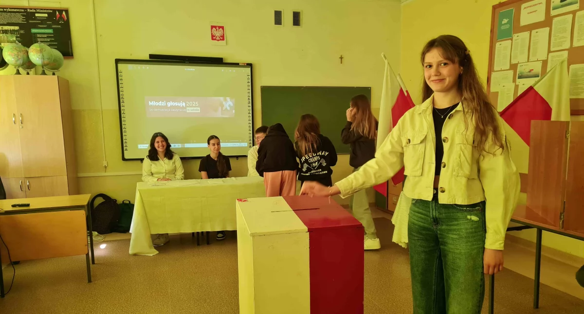Na zdjęciu: Była komisja, urna i głosy