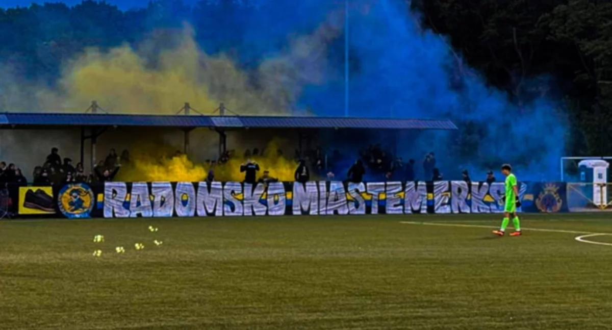 Na zdjęciu: RKS pokonał rezerwy Widzewa, a kibice pojechali na mecz za swoją drużyną i zajęli się oprawą, fot. Facebook/RKS Radomsko Fans