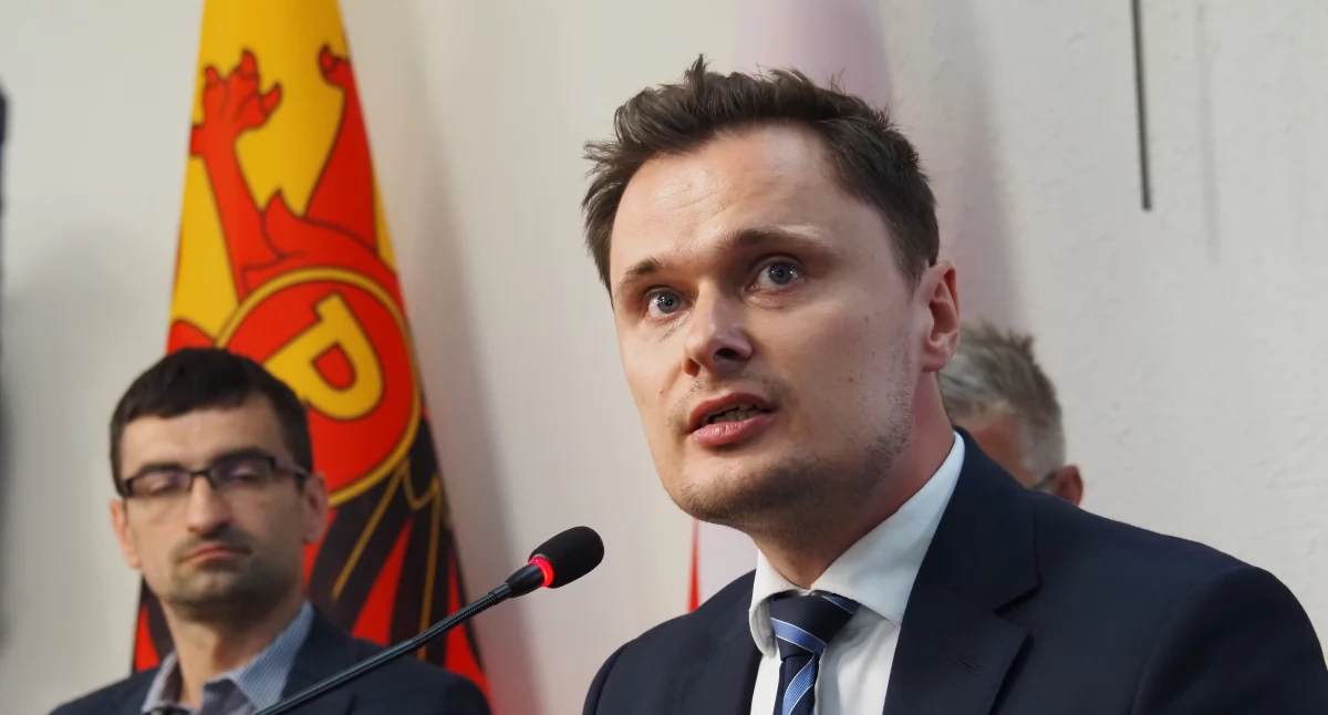 Na zdjęciu: Krzysztof Ciecióra podczas specjalnej sesji w sprawie imigrantów w starostwie