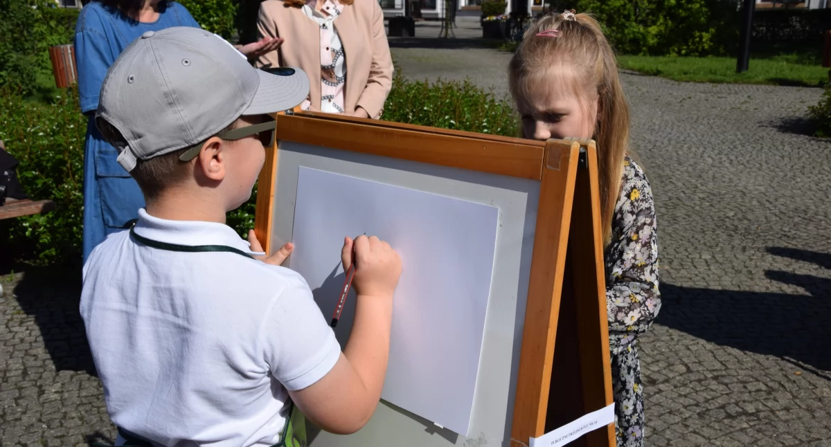 Na zdjęciu: Tym razem dzieci malowały w centrum miasta, fot. Facebook/Radomsko Miasto Otwarte