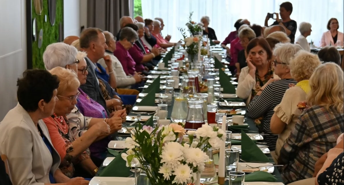 Na zdjęciu: Seniorzy świętują Dzień Inwalidy, fot. Facebook/Powiat Radomszczański
