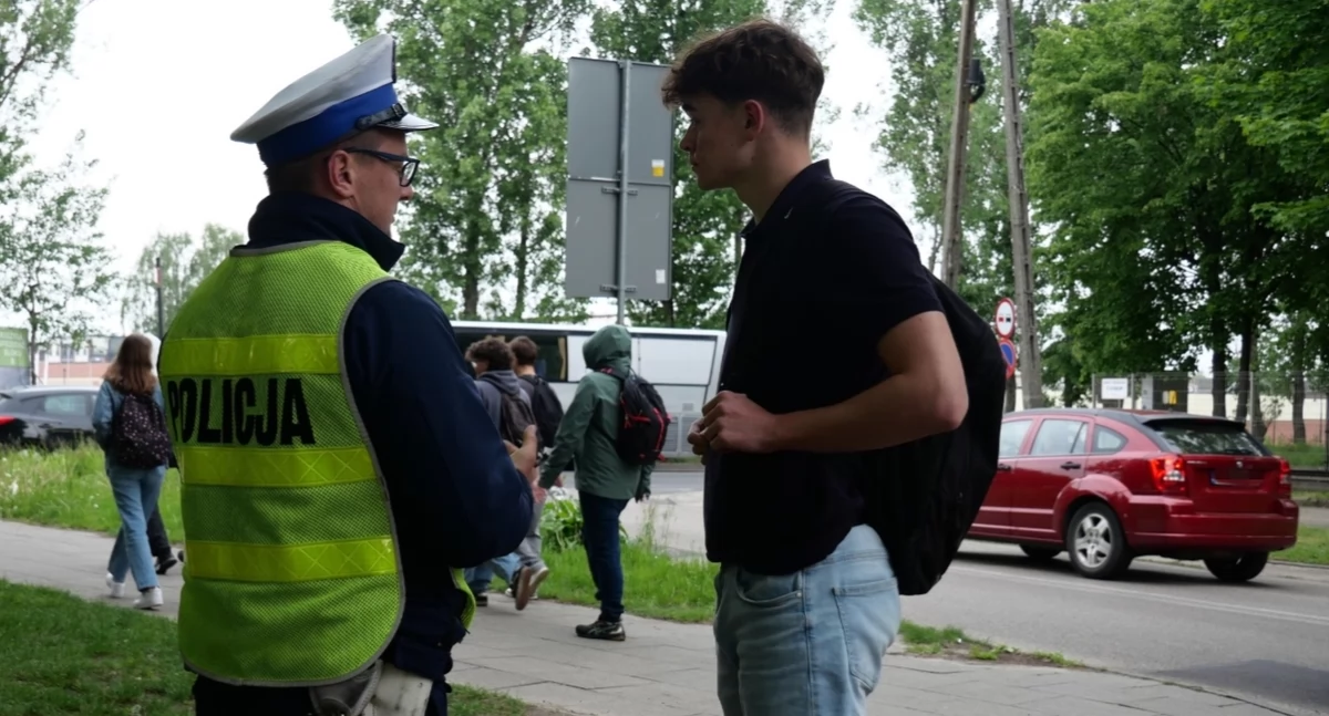 Na zdjęciu: Policjanci uświadamiali młodzież, fot. KPP Radomsko