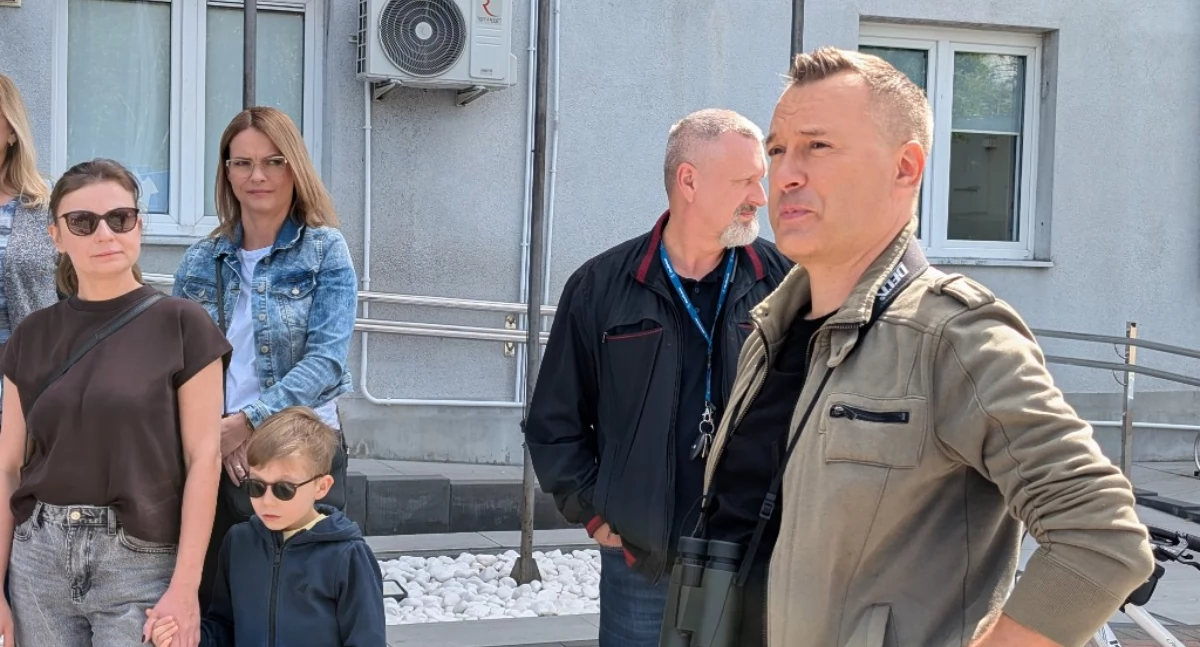Na zdjęciu: Artur Kołodziejczyk prowadzi pierwszy w Radomsku spacer ornitologiczny