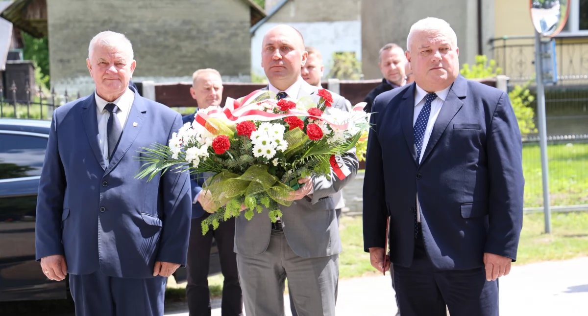 Na zdjęciu: Pod pomnikiem złożono kwiaty, fot. Facebook/Powiat Radomszczański