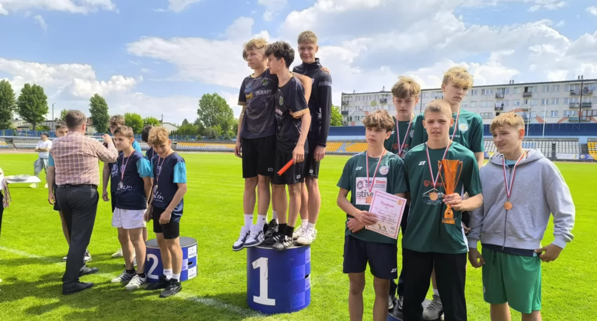 Na zdjęciu: reprezentacja chłopców ze szkoły w Kamieńsku zdobyła 1 miejsce w sztafecie 4x100 metrów w ramach Igrzysk Młodzieży Szkolnej podczas zawodów wojewódzkich, 21. maja w Kutnie fot. Publiczna Szkoła Podstawowa im. Jana Pawła II w Kamieńsku 