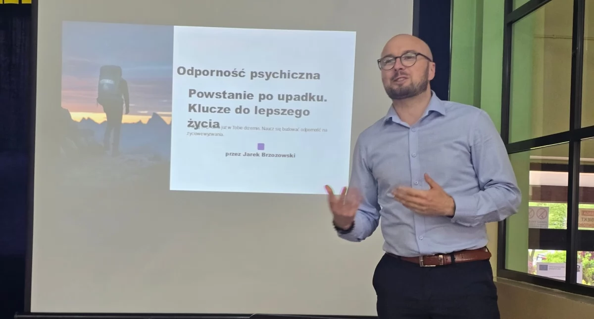 Na zdjęciu: trener mentalny Jarosław Brzozowski podczas spotkania w Kamieńsku, fot. FB/Jarek Brzozowski