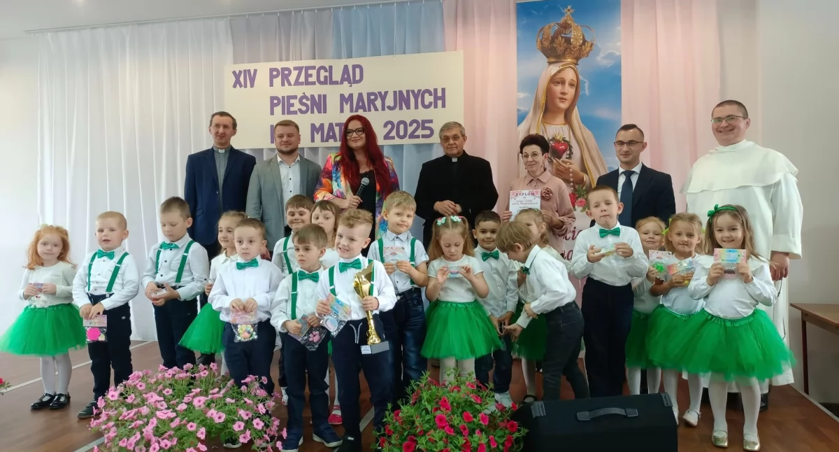 Na zdjęciu: uczestnicy XIV Przeglądu Pieśni Maryjnych i o Matce w Wielgomłynach, fot. Gminny Ośrodek Kultury i Sportu w Wielgomłynach