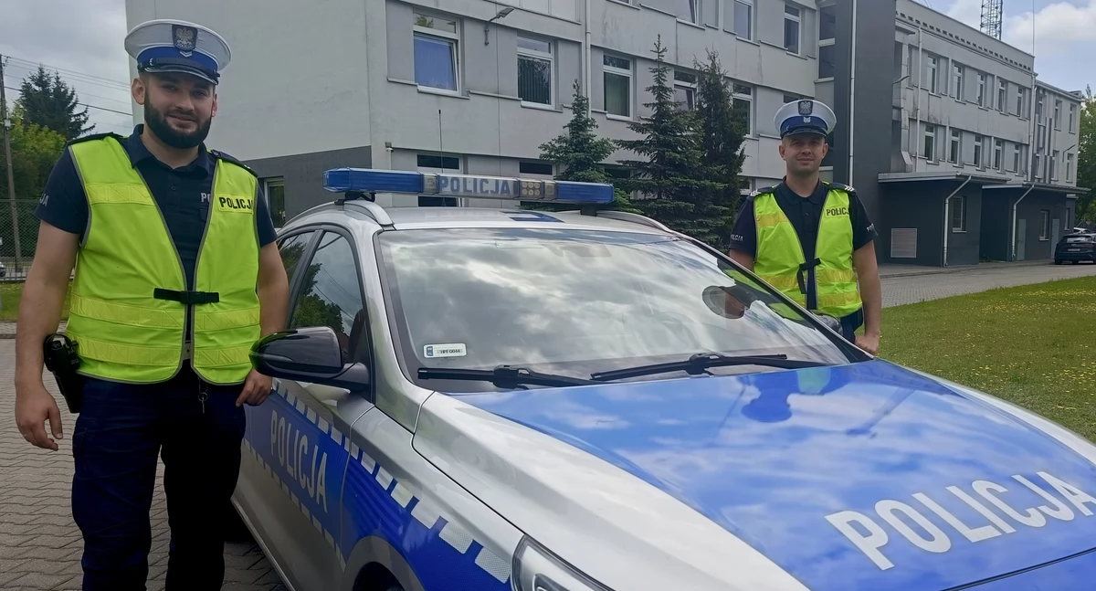 Na zdjęciu: Policjanci zadbali, żeby dziewczynka jak najszybciej trafiła pod opiekę lekarzy, fot. KPP Radomsko