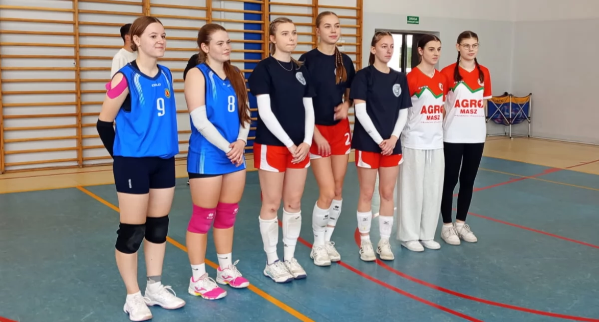 Na zdjęciu: reprezentantki szkół ponadpodstawowych z powiatu radomszczańskiego uczestniczące w Mistrzostwach Powiatu w Siatkówce Plażowej Dziewcząt, fot. II Liceum Ogólnokształcące