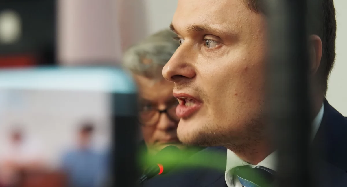 Na zdjęciu: Poseł OdNowy Jacek Ciecióra podczas specjalnej sesji rady powiatu w sprawie migrantów